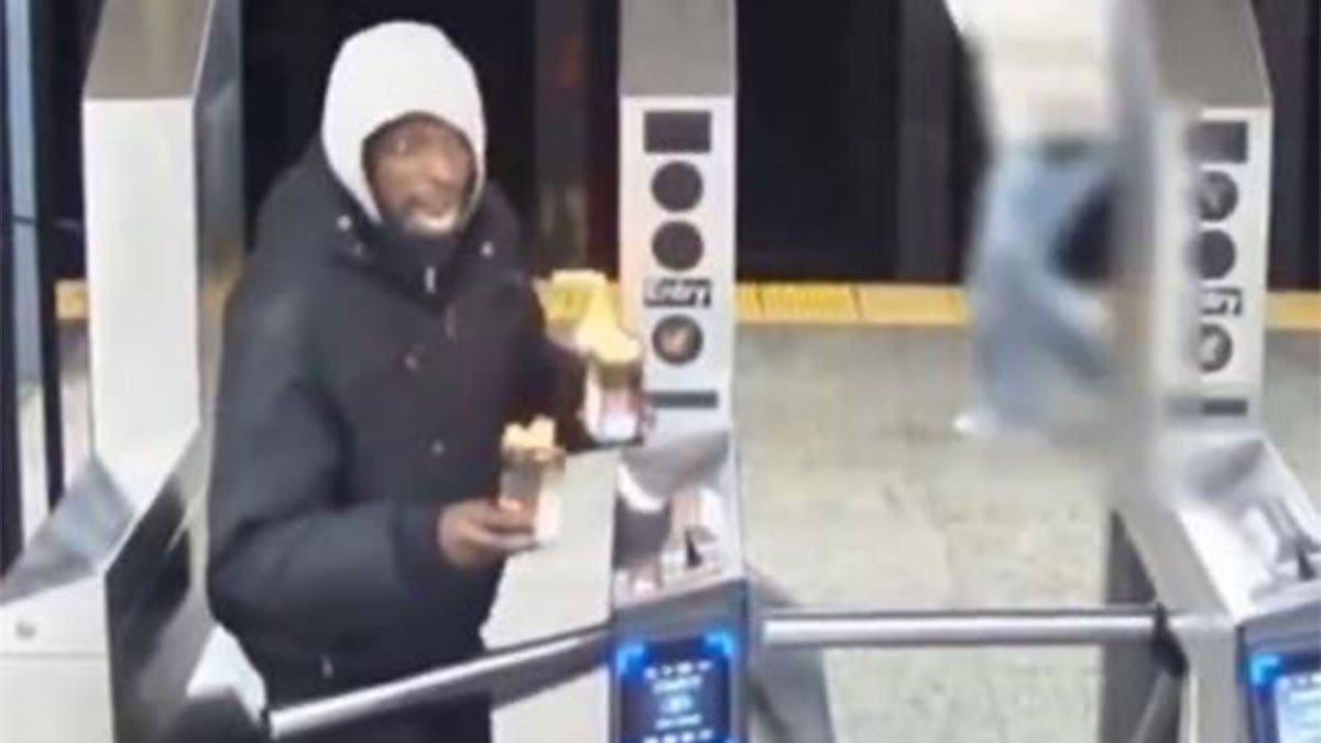 Mann betritt U-Bahn-System mit brennenden Dosen in der Hand