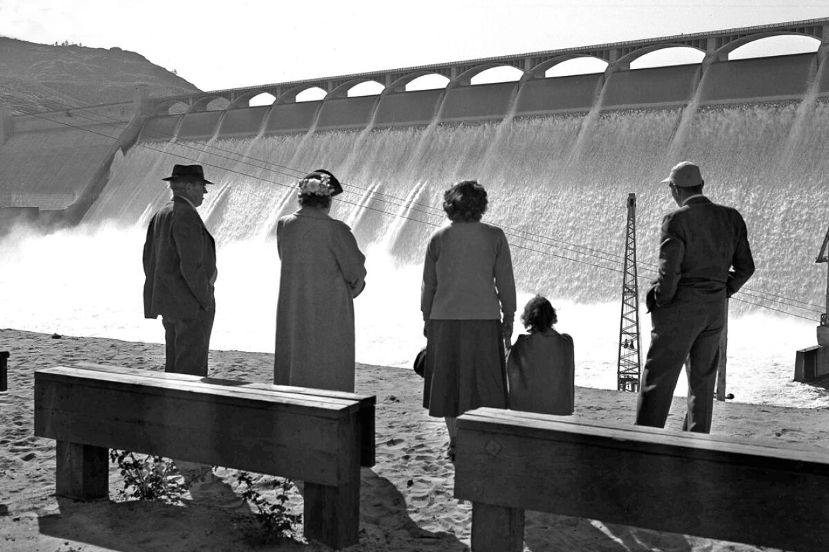 Präsident Truman weihte den Grand-Coulee-Staudamm 1950 offiziell ein. Oben: Besucher am Staudamm Stunden vor Trumans Besuch.
