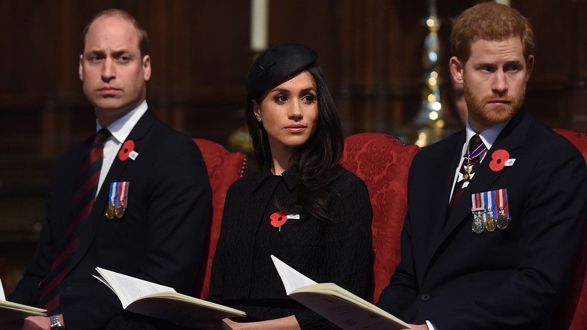 Prinz William, Meghan Markle und Prinz Harry sehen ernst aus