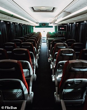 Zu den Einrichtungen an Bord des FlixBus gehören hier kostenloses WLAN und USB-Ladestationen für jeden Passagier