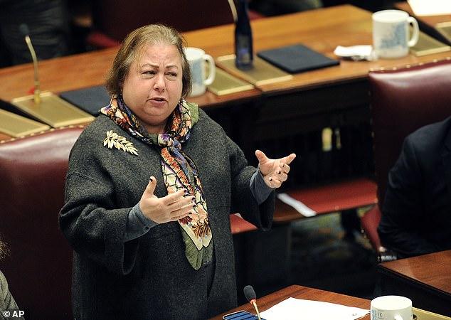 Die Senatorin des Staates New York, Liz Krueger, hier im Jahr 2017, ist die Sponsorin des Gesetzentwurfs im Senat.  Nachdem die Abstimmung in der Staatsversammlung nun stattgefunden hat, steht die Diskussion und Abstimmung im Staatssenat an.