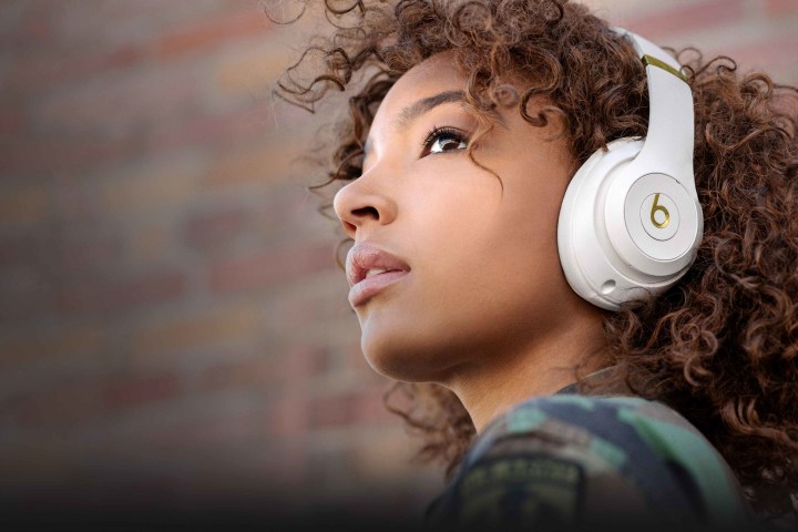 Ein Mädchen trägt die weiße Version der kabellosen Beats Studio 3-Kopfhörer.