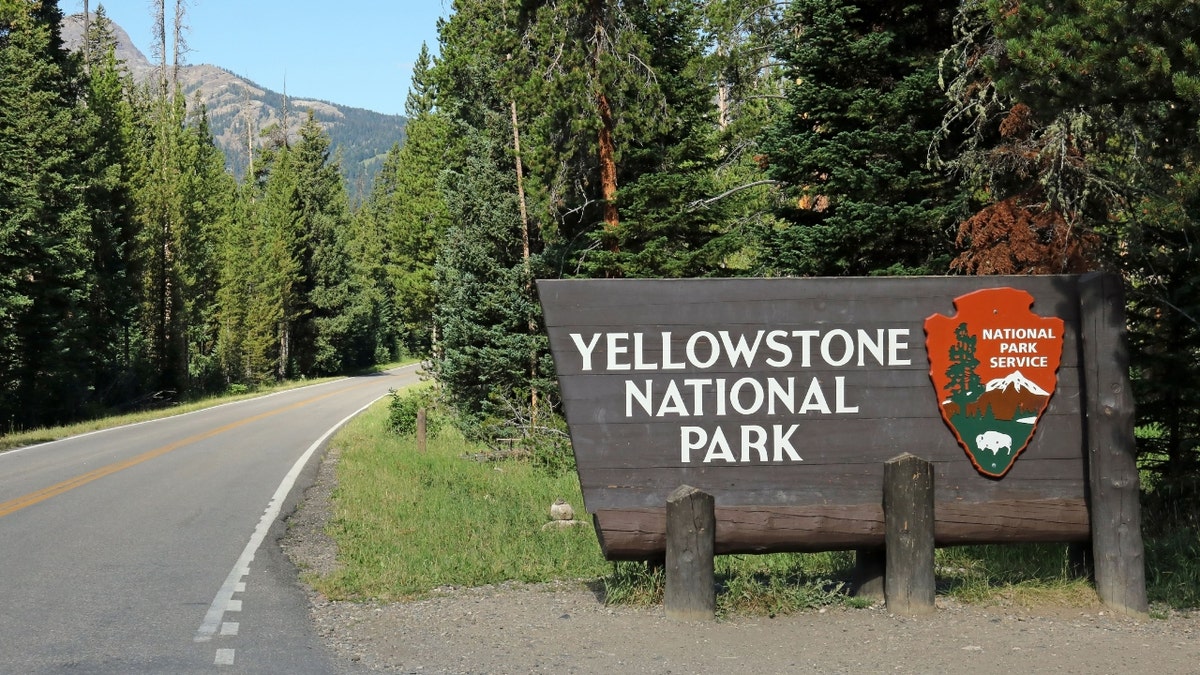 Ein Eingangsschild zum Yellowstone-Nationalpark