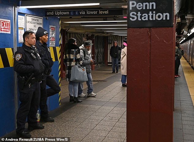 Die Nationalgardisten schließen sich den zusätzlichen 1.000 Polizisten an, die von Adams in U-Bahnen stationiert wurden, nachdem im Januar im Vergleich zum Vorjahreszeitraum ein Anstieg schwerer Verbrechen um 45 Prozent zu verzeichnen war.