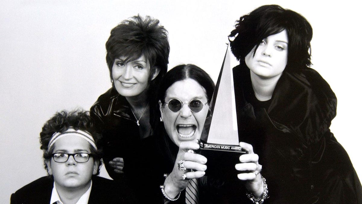 Ozzy, Sharon, Jack und Kelly posieren für ein Werbefoto