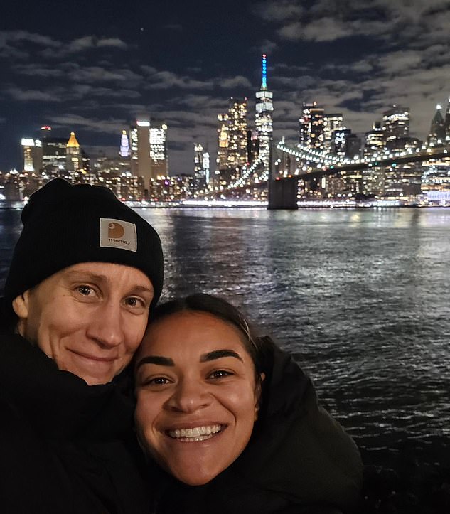 Es wird davon ausgegangen, dass das Paar, das hier in New York City für ein Foto posiert, nicht die einzige Beziehung im Chelsea-Kader von Emma Hayes ist