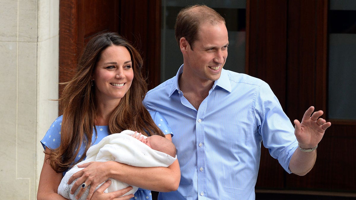 Kate Middleton hält ihr Baby Prinz George und Prinz William an ihrer Seite.