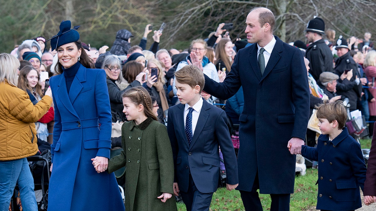 Kate Middleton, Prinz William, spazieren mit Prinzessin Charlotte, Prinz George und Prinz Louis