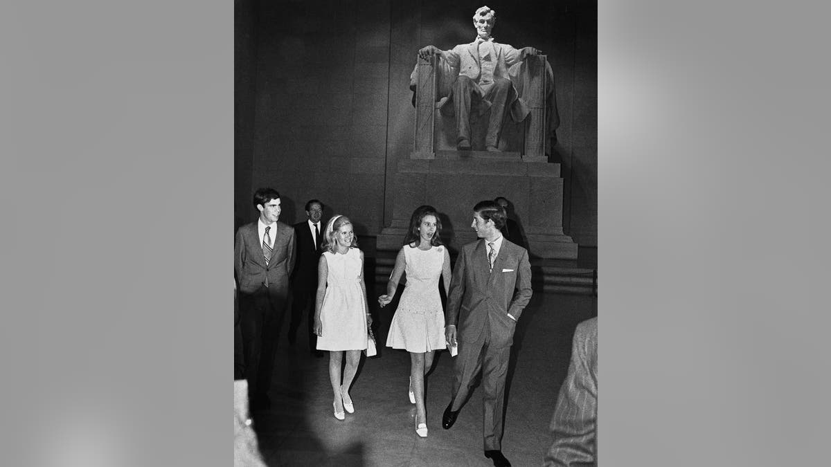 Prinz Charles besucht das Weiße Haus und geht mit Richard Nixons Töchtern spazieren