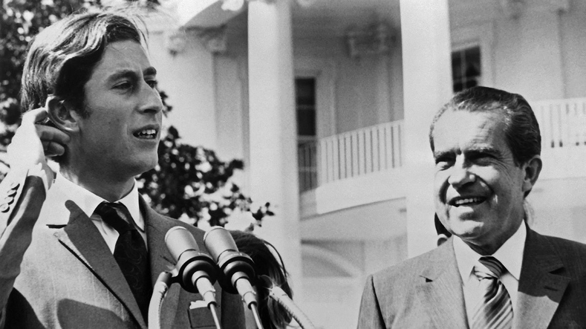 Richard Nixon bewundert Prinz Charles auf dem Podium