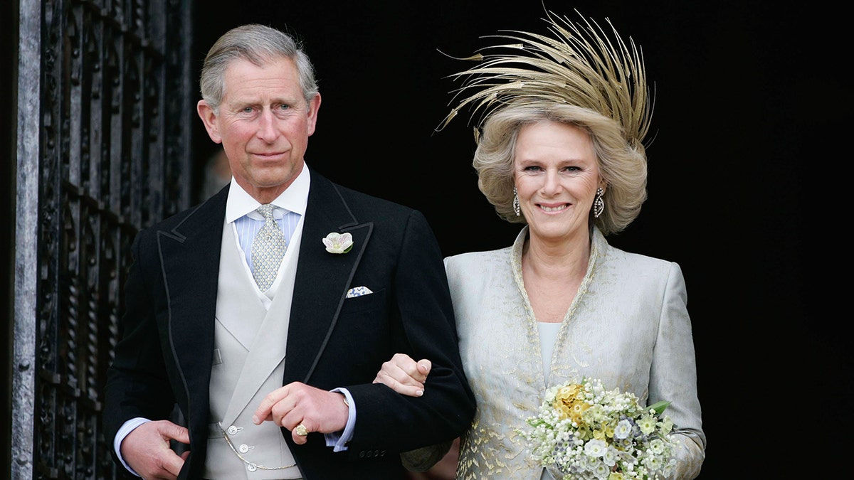 Prinz Charles wird an ihrem Hochzeitstag von Camilla festgehalten