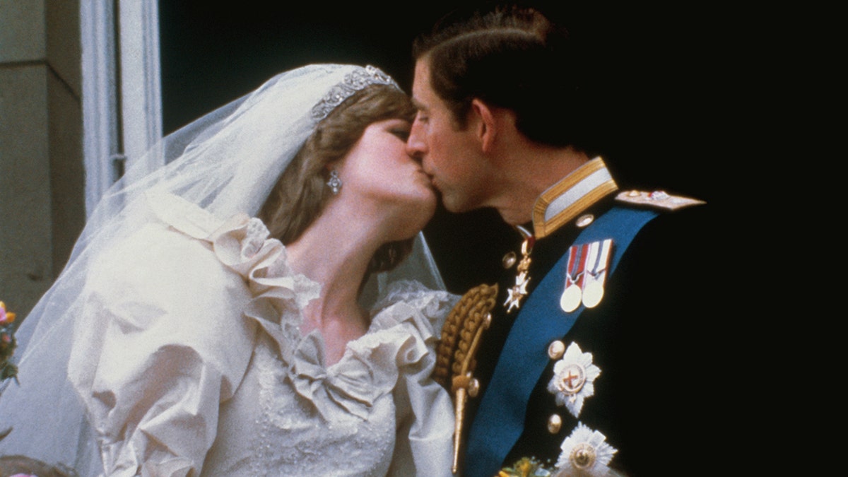 Charles küsst Diana an ihrem Hochzeitstag
