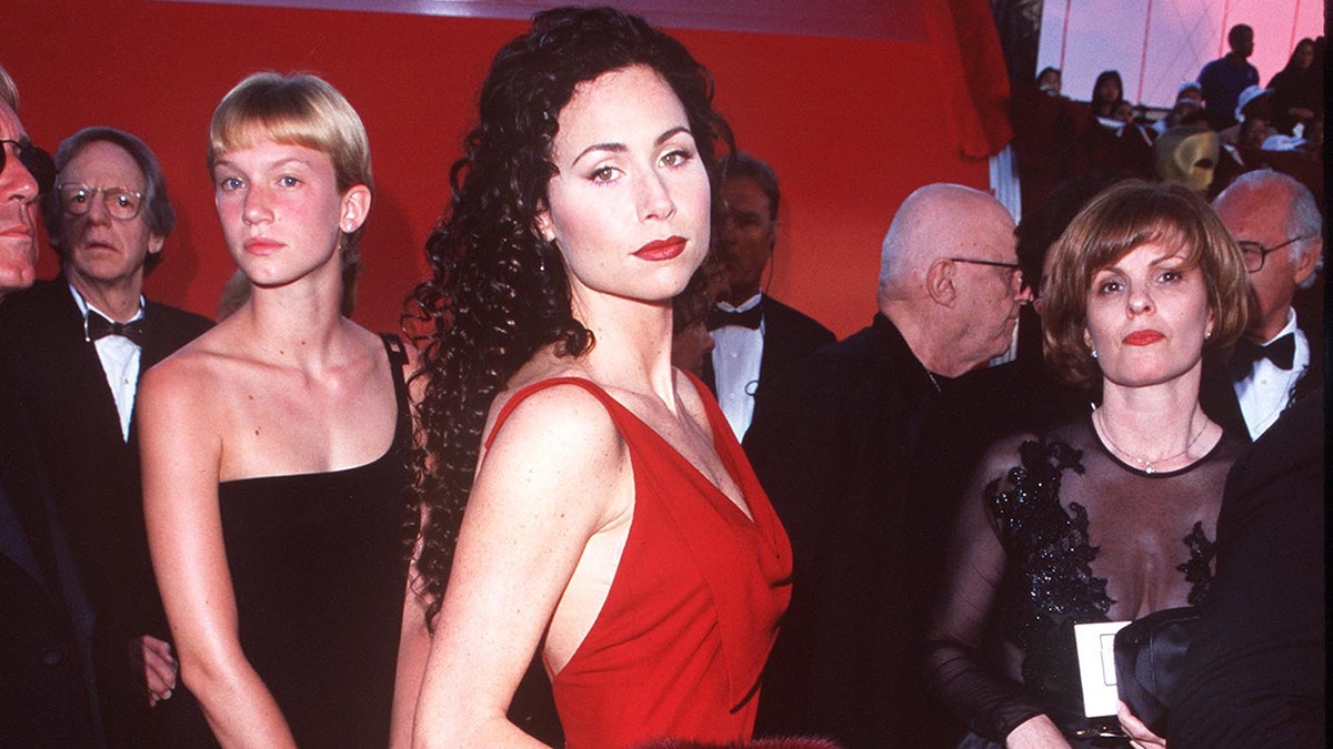Minnie Driver in einem roten Kleid bei den Oscars 1998