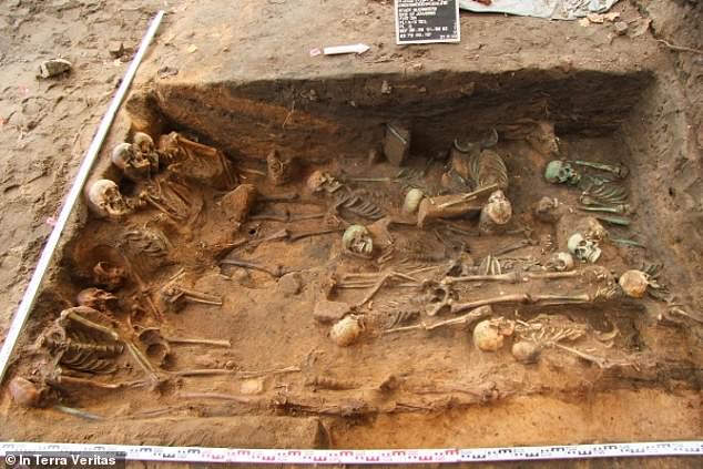 Die Leichen wurden im Allgemeinen eng in den Grabraum gequetscht – ein Ausdruck der hohen Sterblichkeitsrate durch die tödliche Krankheit