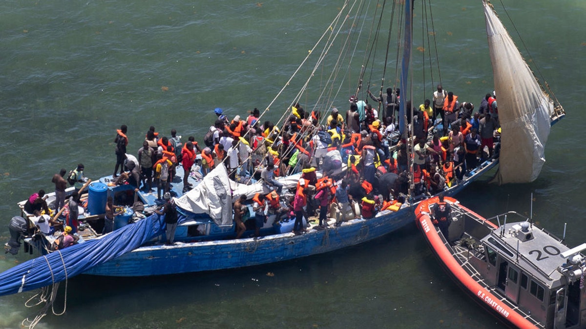 Küstenwache entert ein Segelboot voller Migranten