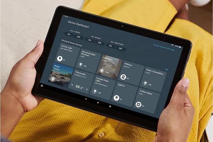Das Amazon Fire HD 10 Plus-Tablet mit Apps auf dem Bildschirm.