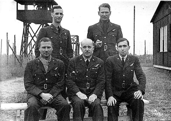 Kriegsgefangene, mit Bernard Green, sitzend in der Mitte, der 1944 den Ausbruch des Stalag Luft III anführte