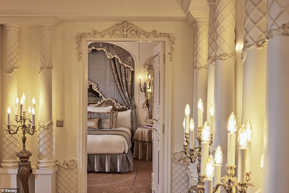 Andrew wohnt mit seiner Tochter und ihren beiden Kindern im Hotel.  Im Bild: Das Schlafzimmer der Fürstensuite „Die Schöne und das Biest“.