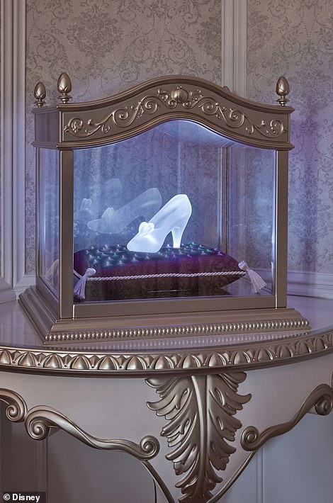 Ein Glasschuh, ausgestellt in der Cinderella Signature Suite