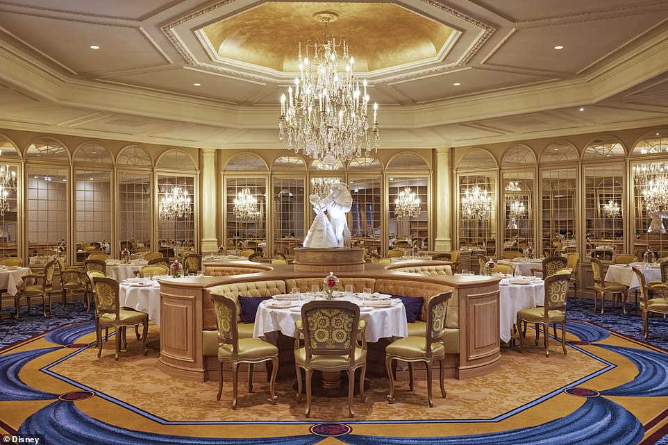 Im Restaurant La Table de Lumiere (oben) wird Andrew von Prinzessin Belle und ihrem Prinzen begrüßt, die „für ein Gespräch an seinem Tisch vorbeischauen“.