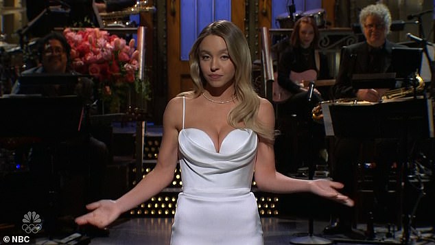 Die 26-jährige Schauspielerin, die durch ihre rasanten Auftritte in der HBO-Serie „Euphoria“ berühmt wurde, moderierte am 3. März auch „Saturday Night Live“.