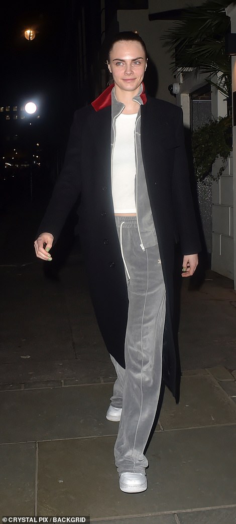 Das 35-jährige britische Supermodel wurde am Donnerstagabend vor dem Brand beim Feiern in London fotografiert