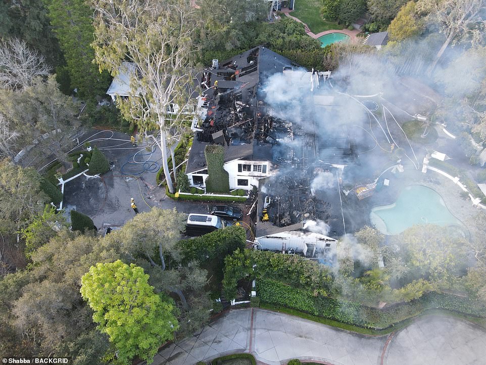 Caras Haus in Studio City, Kalifornien, soll von Flammen erfasst worden sein, die sich bis zum Dachboden ausgebreitet hätten, wodurch ein Teil des Daches eingestürzt sei