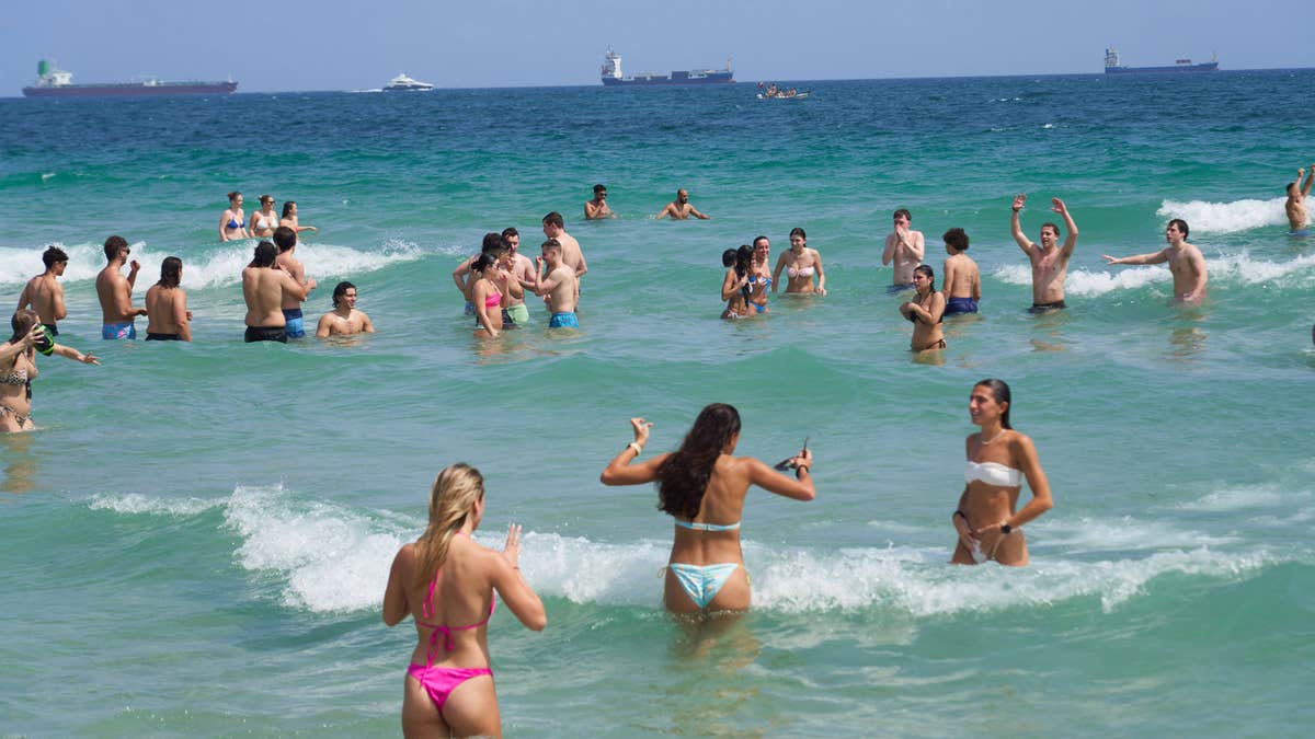 Die Leute, die auf der Suche nach einer Spring-Break-Party waren, nahmen die Willkommensbotschaft von Fort Lauderdale wahr, als die Menschenmassen zum Strand strömten.