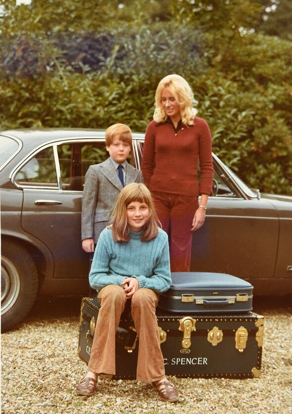 Schwester Diana und Kindermädchen Mary Clarke begleiten den jungen Charles auf dem Weg zur Maidwell Hall-Schule