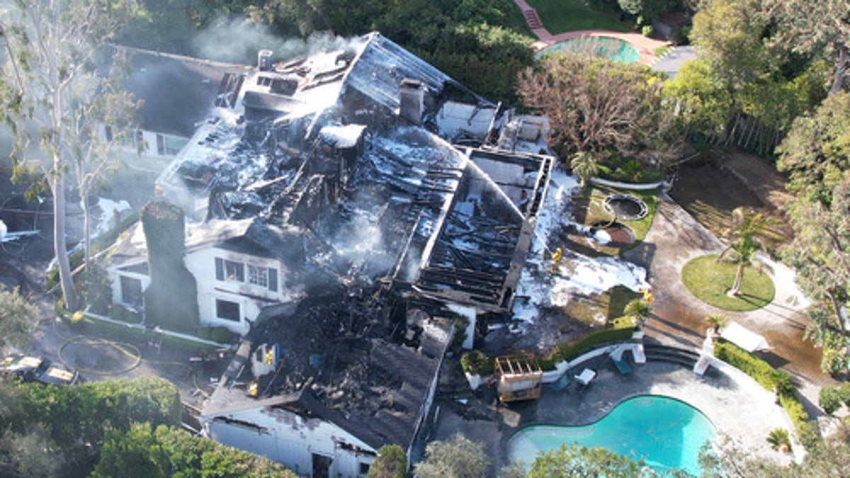 Ein Foto von Cara Delevingnes Haus nach dem Brand