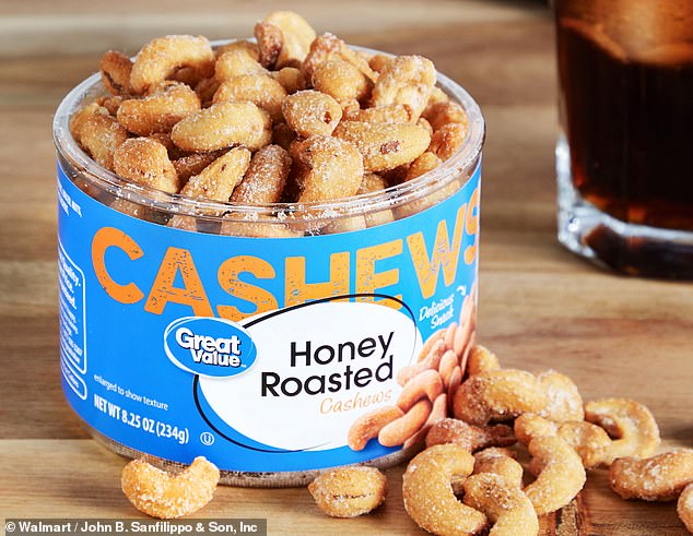 Der Rückruf der FDA für „Great Value Honey Roasted Cashews“ (oben) warnte davor, dass das Produkt Kokosnuss und Milch enthalten könnte.  Obwohl selten, haben medizinische Forscher tödliche Fälle von Kokosnussexposition dokumentiert.  Kinder sind sowohl für Milch- als auch für Kokosnussallergien am stärksten gefährdet