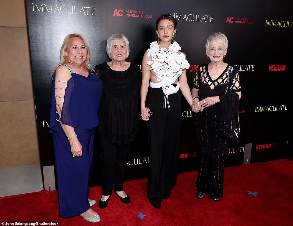 Die 26-jährige Schauspielerin wurde am Freitag von zwei ihrer Großmütter und ihrer Mutter Lisa (Bild links) bei der Premiere ihres Thrillers „Immaculate“ in Los Angeles begleitet