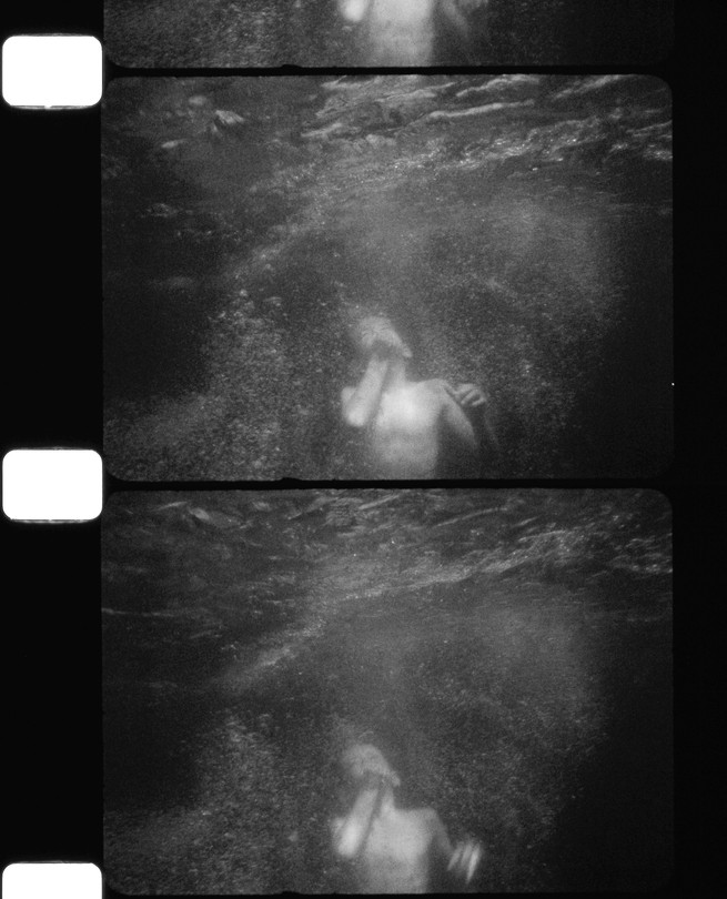 SW-Bild eines Jungen unter Wasser
