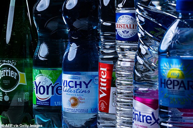 Plastikwasserflaschen enthalten Hunderte von Chemikalien.  Von den 4.200 gefährlichen Chemikalien, die in der neuen Liste aufgeführt sind, sind nur 980 reguliert.