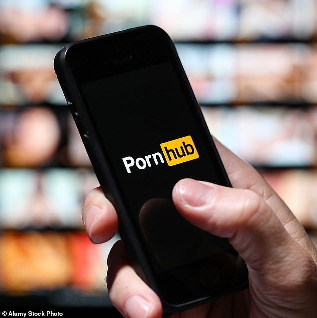 Untersuchungen zufolge weist bis zu einer von 20 Briten Anzeichen einer Sucht auf, und Experten sind sich einig, dass die Raten steigen, da Pornos jederzeit und überall über Smartphones verfügbar sind