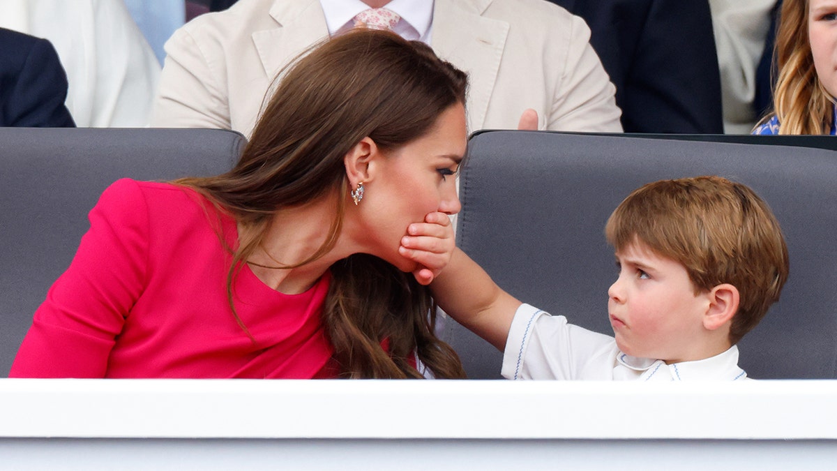 Prinz Louis bedeckt Kate Middletons Mund