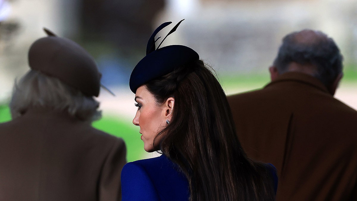 Kate Middleton blickt mit dem Rücken zur Seite