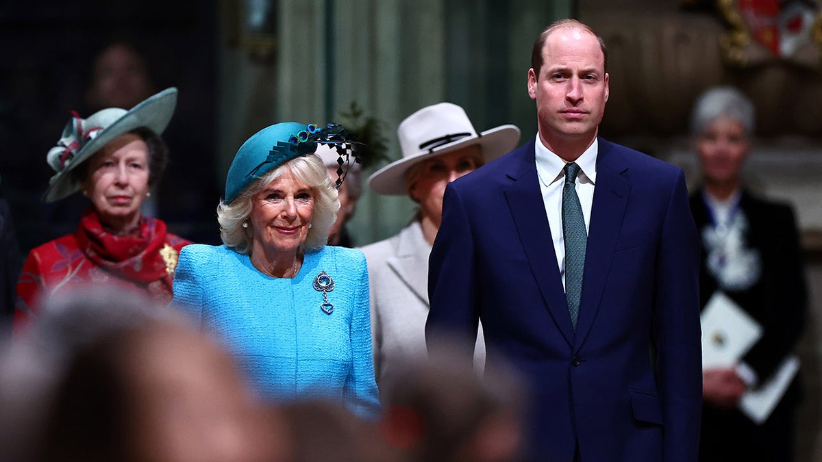 Der Prinz von Wales trifft Königin Camilla in der Westminster Abbey