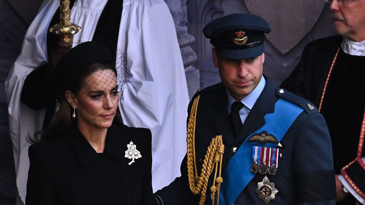 Kate Middleton und Prinz William sehen in formeller Kleidung düster aus