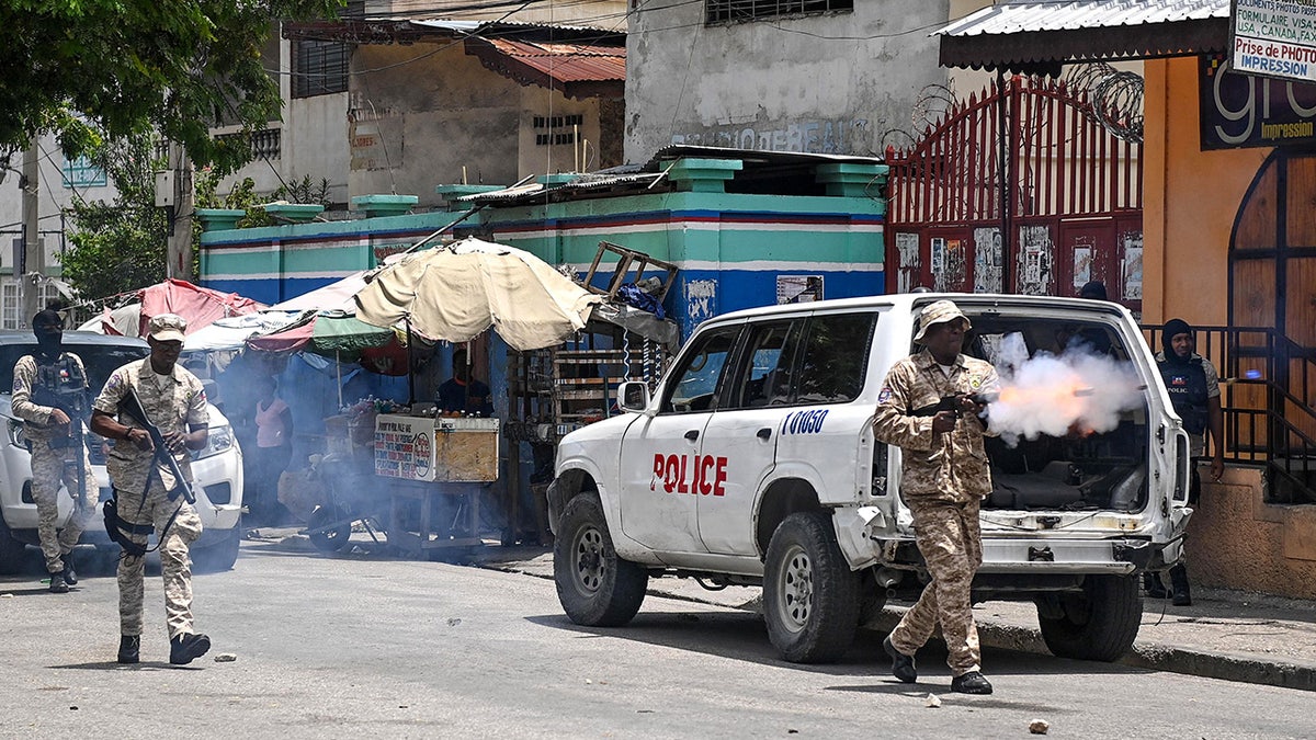 Haitianische Beamte setzen Tränengas ein