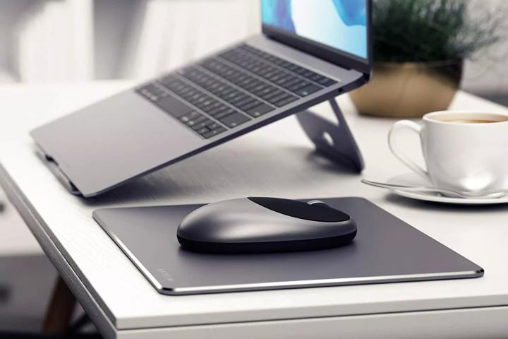 Die Satechi M1 Wireless Mouse auf einem Schreibtisch neben einem MacBook.