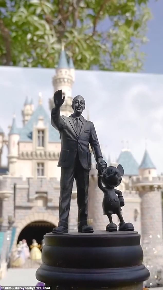 Er enthielt eine Miniaturversion der berühmten Statue von Walt Disney und Mickey Mouse
