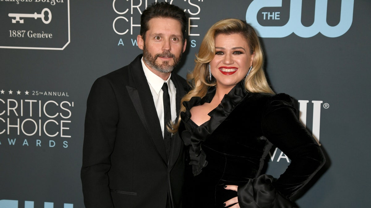 Kelly Clarkson lächelt mit Ehemann Brandon Blackstock auf dem roten Teppich bei den Critics Choice Awards