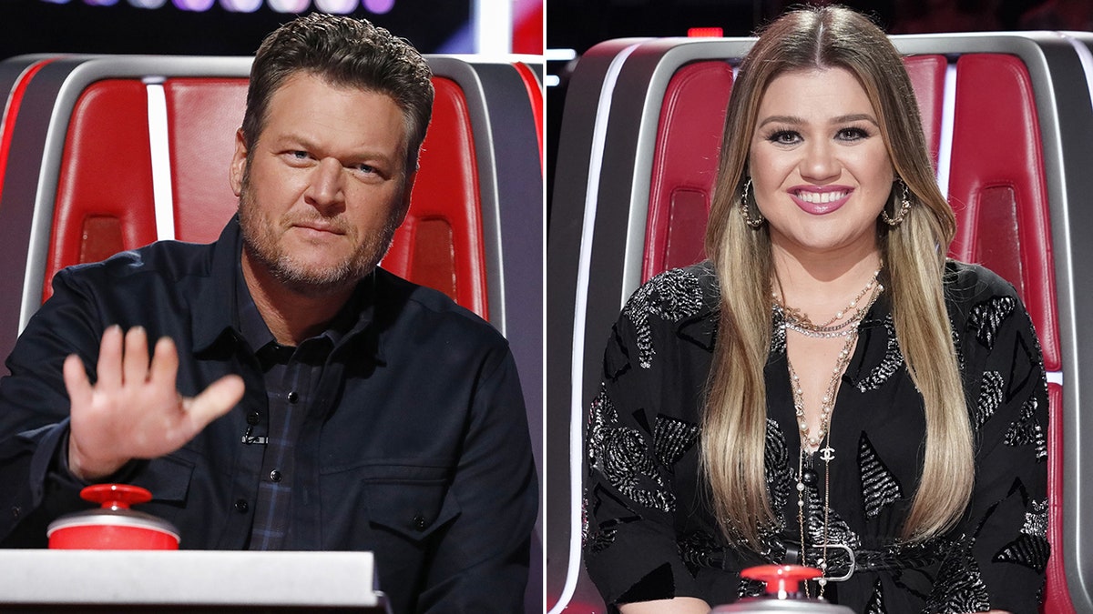Blake Shelton weiter "Die Stimme" Bewegt seine Hände in einer trotzigen Haltung in Richtung des roten Knopfes und spaltet Kelly Clarkson auf "Die Stimme" sitzt auf ihrem Stuhl und lächelt in einem schwarzen Outfit in die Kamera