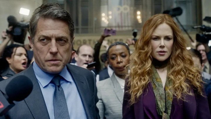 Hugh Grant und Nicole Kidman umgeben von der Presse in einer Szene aus „The Undoing“ auf HBO Max.