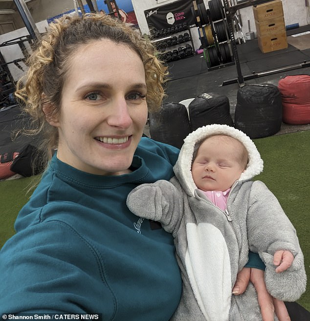 Shannon war nach der Geburt ihrer Tochter Nancy (im Bild) aktiv und ging mit ihr zum ersten Mal ins Fitnessstudio, als sie vier Tage alt war