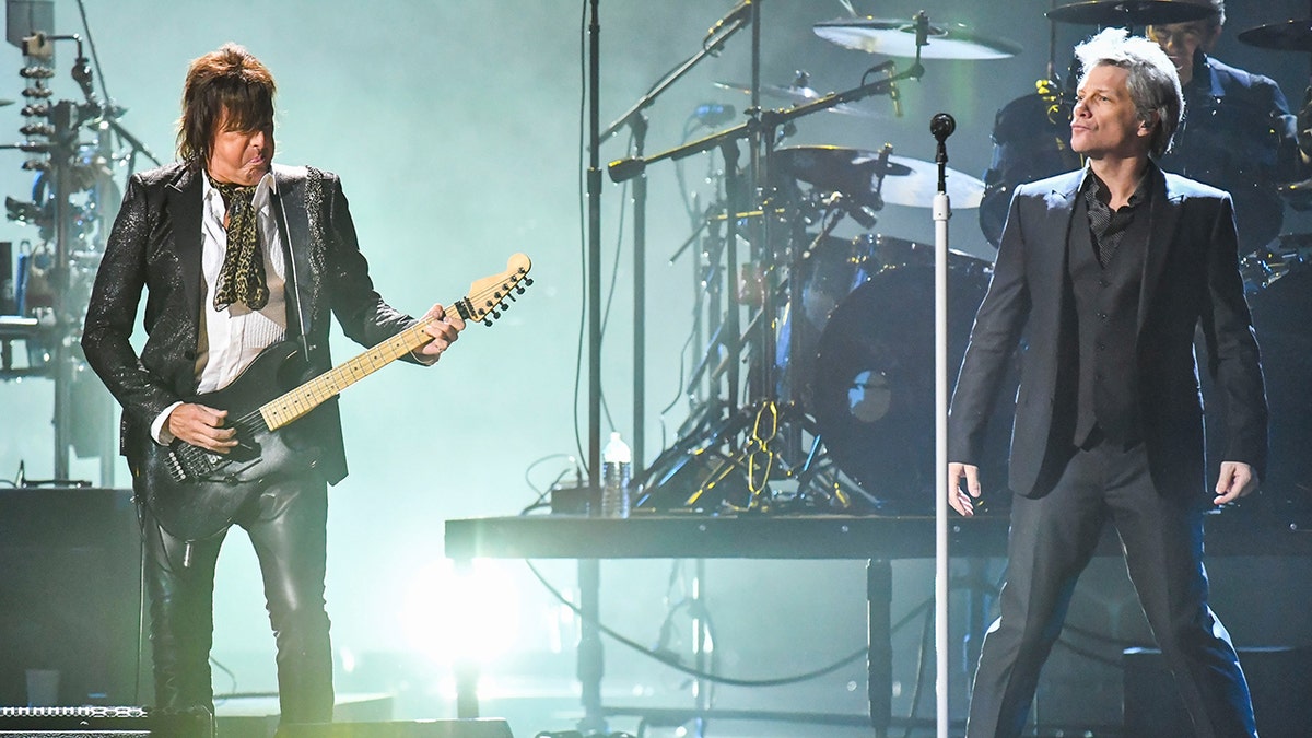 Richie Sambora auf der rechten Bühnenseite hat einen erheblichen Abstand zwischen ihm und Jon Bon Jovi auf der linken Bühnenseite