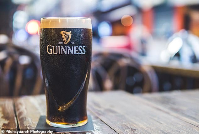 Das perfekte Guinness sollte im klassischen, konturierten Guinness-Glas (im Bild) serviert werden, das weiter oben breiter ist