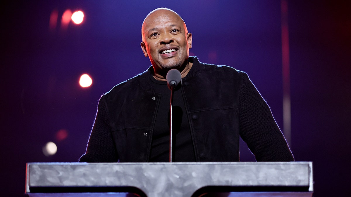 Dr. Dre schaut bei der Einführungszeremonie der Rock & Roll Hall of Fame hinter einem steinernen Podium nach oben