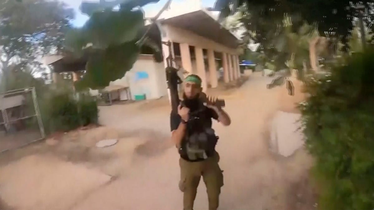 Hamas-Terroristen in Israel während des Angriffs